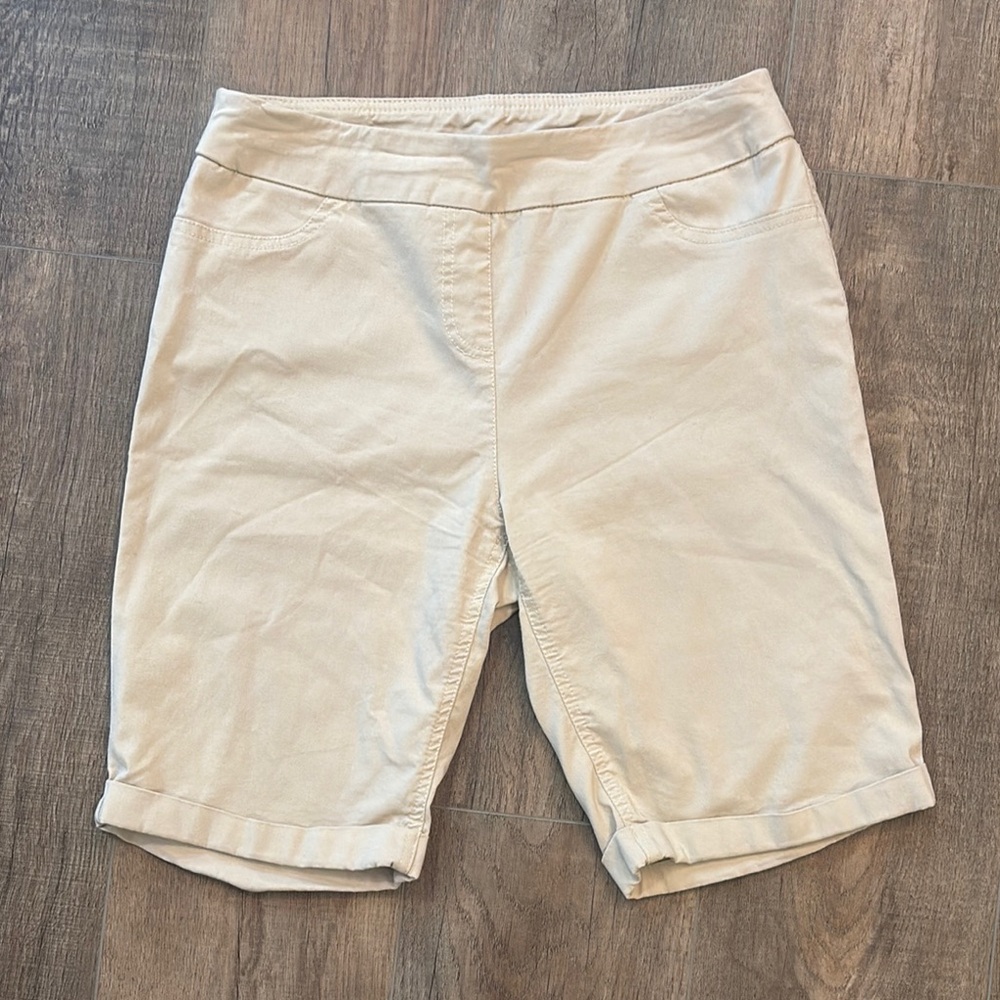 Soft Surroundings Women’s Cream Khaki Bermuda Shorts Sz Petite Small Lightweight